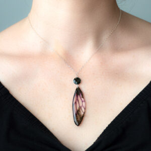 Collier artisanal porté avec cabochon de mousse et aile de fée violette en résine et argent 925