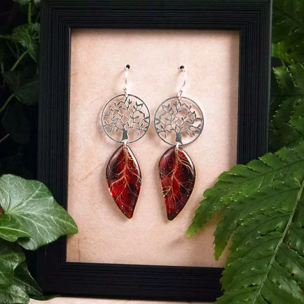 Boucles d’oreille arbre de vie avec ailes de fée rouges