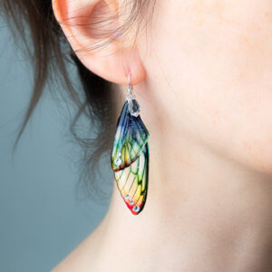 Boucles artisanales longues en ailes de fée, variation Arc-en-Ciel, portées