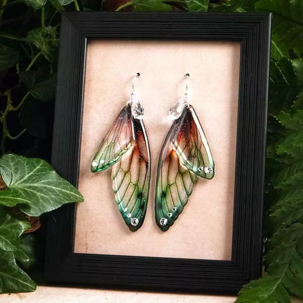 Boucles d'oreilles longues artisanales en ailes de fée, couleur Perroquet (vert et orangé tropical)