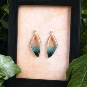 Boucles courtes bleu foncé en ailes de fée sur clous en argent