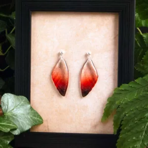 Boucles courtes rouge en ailes de fée sur clous en argent
