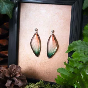 Boucles courtes vert émeraude en ailes de fée sur clous en argent