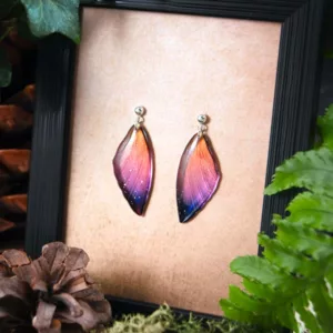 Boucles courtes violet en ailes de fée montées sur clous en argent