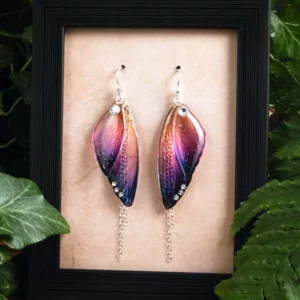 Boucles d’oreille longues violet avec ailes de fée en résine translucide