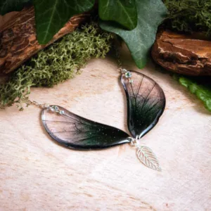 Collier créateur noir avec pendentif ailé et breloque feuille