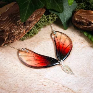 Collier créateur rouge avec pendentif en résine translucide et breloque feuille