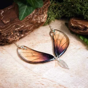 Collier créateur violet avec pendentif ailé et breloque feuille