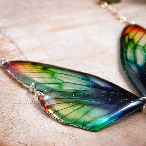Gros plan du collier ailes de fée, couleur Arc-en-Ciel