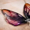 Gros plan du collier ailes de fée, couleur Crépuscule