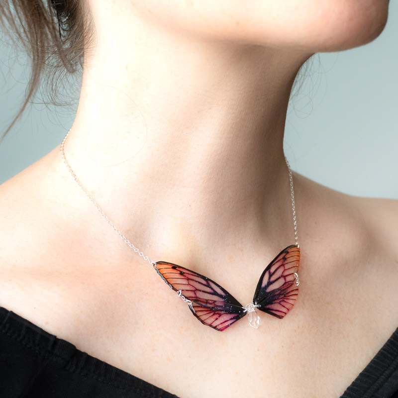 Collier ailes de fée en éventail porté, version Crépuscule, en résine et argent 925