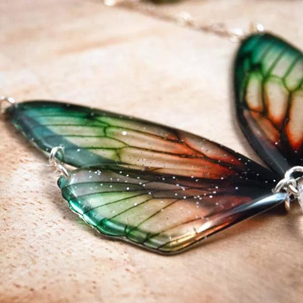 Gros plan du collier ailes de fée, couleur Perroquet