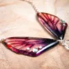 Gros plan du collier artisanal en ailes de fée, couleur Crépuscule