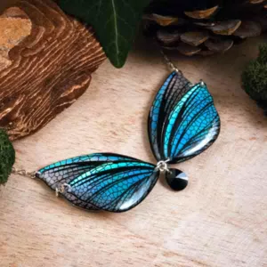 Collier fait main iridescent en ailes de fée