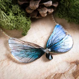 Collier ouvert iridescent avec ailes en éventail