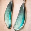 Gros plan sur les boucles turquoise en résine translucide