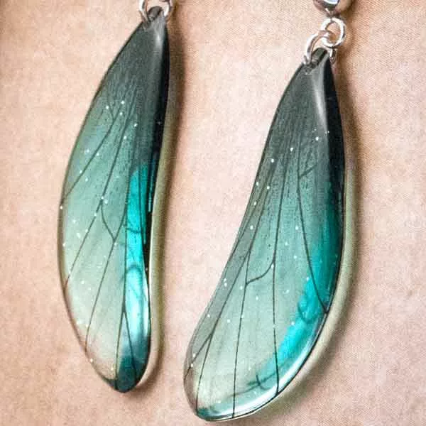 Gros plan sur les boucles turquoise en résine translucide