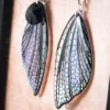 Détail des boucles iridescentes asymétriques en résine nacrée
