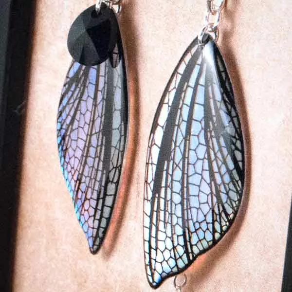 Détail des boucles iridescentes asymétriques en résine nacrée