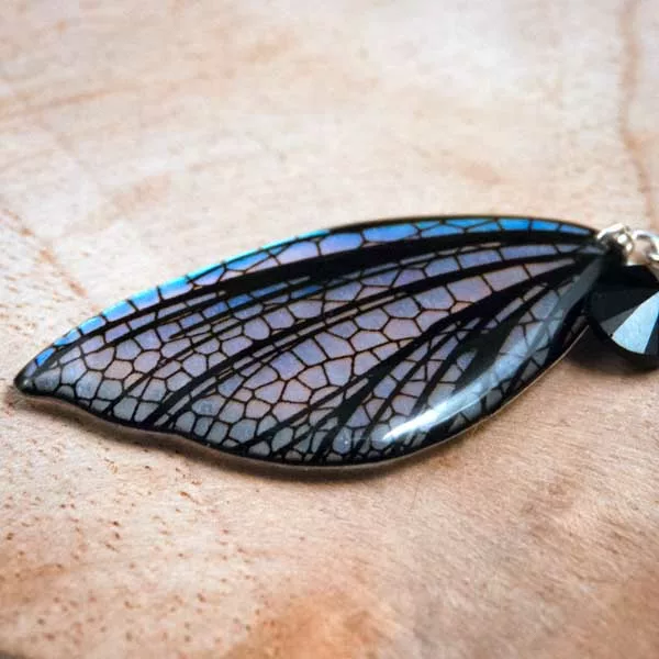 Détail du ras de cou iridescent en résine nacrée