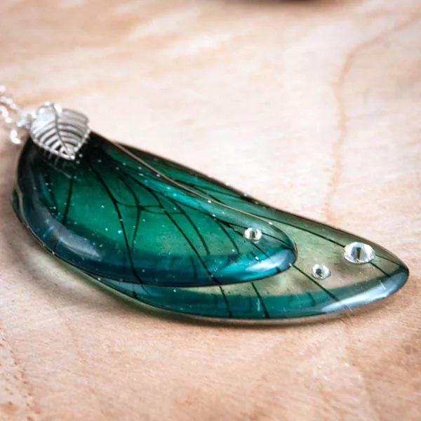 Gros plan sur le sautoir turquoise en résine