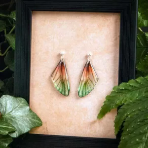 Petites boucles artisanales en ailes de fée, couleur Perroquet (vert et orangé tropical)
