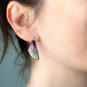 Petites boucles d’oreille artisanales en ailes de fée, variation Plume de Paon, portées