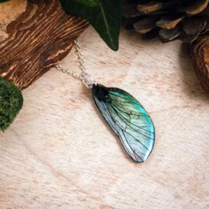 Ras de cou iridescent avec pendentif en aile