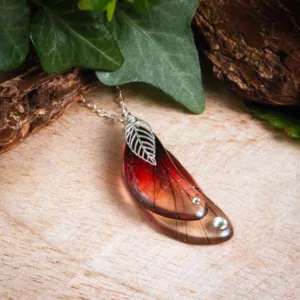 Ras de cou créateur rouge avec breloque feuille en argent