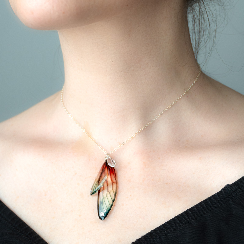 Ras de cou ailes de fée Perroquet – porté Ras de cou artisanal en ailes de fée, version Perroquet, porté au cou