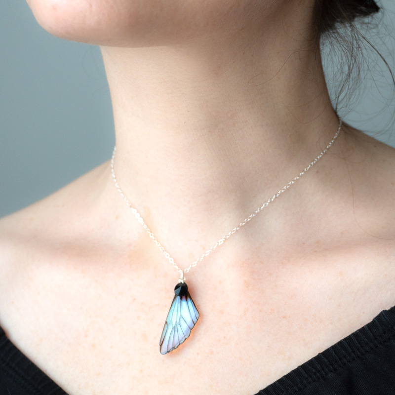 Ras de cou pendentif aile de fée Iridescent – porté Ras de cou artisanal avec pendentif aile de fée iridescent porté autour du cou