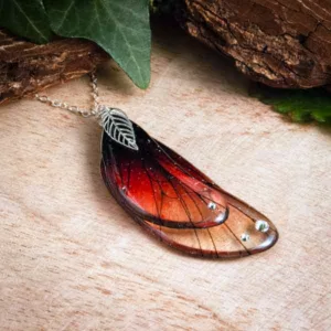 Sautoir créateur en résine rouge translucide avec breloque feuille