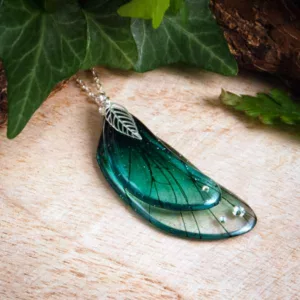 Sautoir créateur turquoise, inspiré des ailes de fée