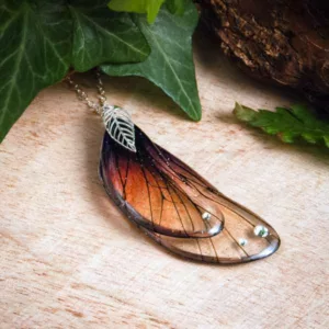 Sautoir créateur violet avec breloque feuille