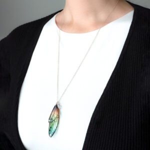 Sautoir artisanal avec pendentif en ailes de fée couleur Perroquet porté autour du cou