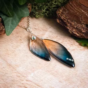 Sautoir en argent avec ailes de fée bleu foncé