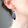 Boucles d’oreilles ailes de fée Cléophée en résine bleu translucide, portées