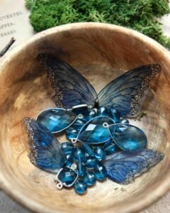 Ailes de fée et pierres bleues dans un bol en bois