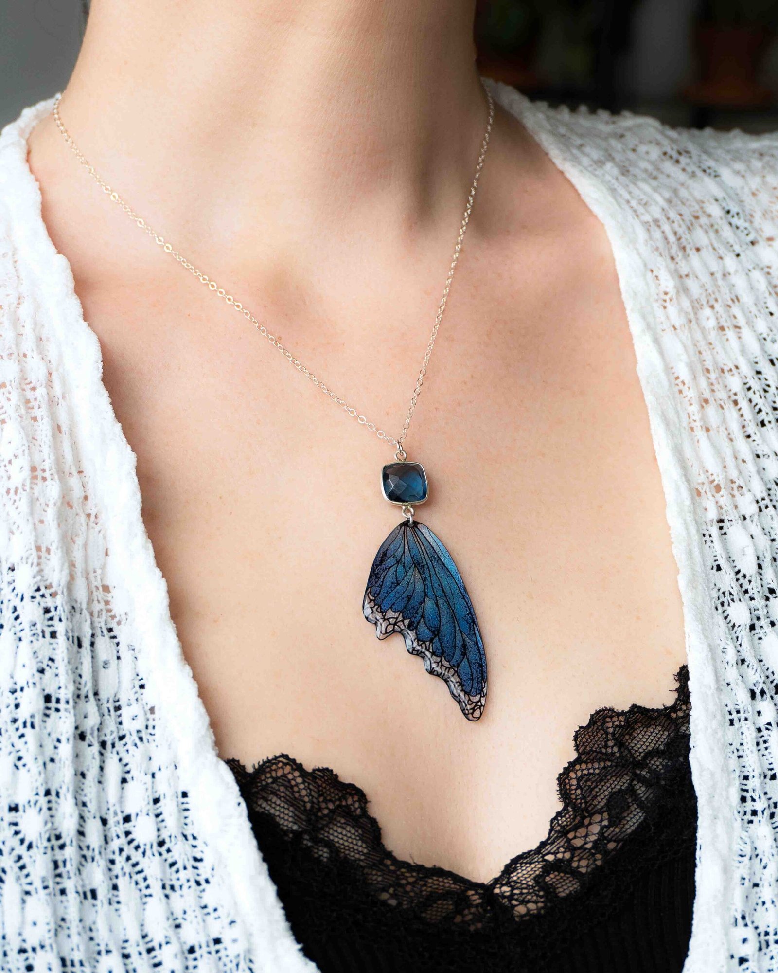 Collier bleu inspiré de légende, avec aile de fée en résine porté au cou