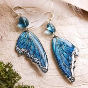 Ailes de fée Lioraëlys en bleu, posées sur fond naturel