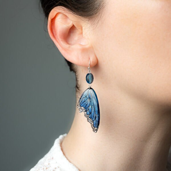Femme portant les boucles ailes de fée Lioraëlys