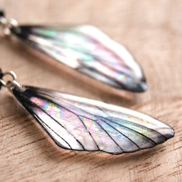 Détail des ailes de fée iridescentes en résine