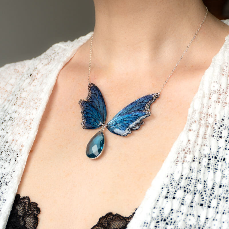 Femme portant le collier ailes de fée Lioraëlys bleu