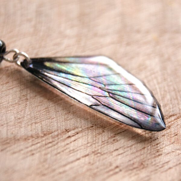 Détail pendentif aile de fée iridescente