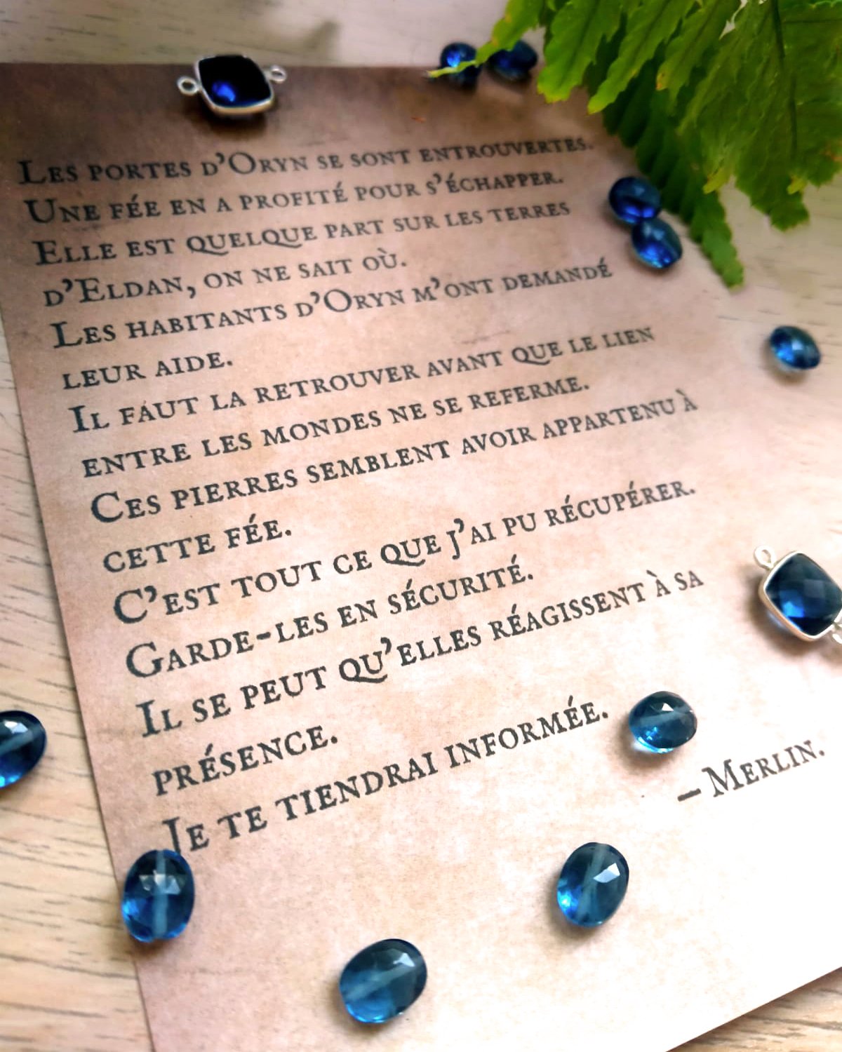 Lettre de Merlin annonçant l’évasion de Lioraëlys, avec des pierres bleues autour
