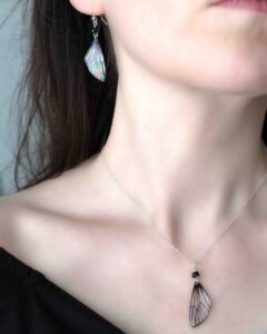 Parure ailes de fée portée – boucles et collier Rhoswen