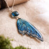 Pendentif Lioraëlys aile bleue sur fond naturel