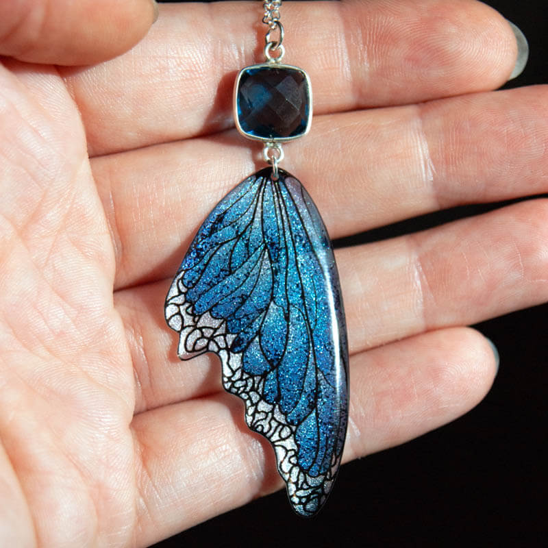 Aile de fée bleue Lioraëlys tenue en main