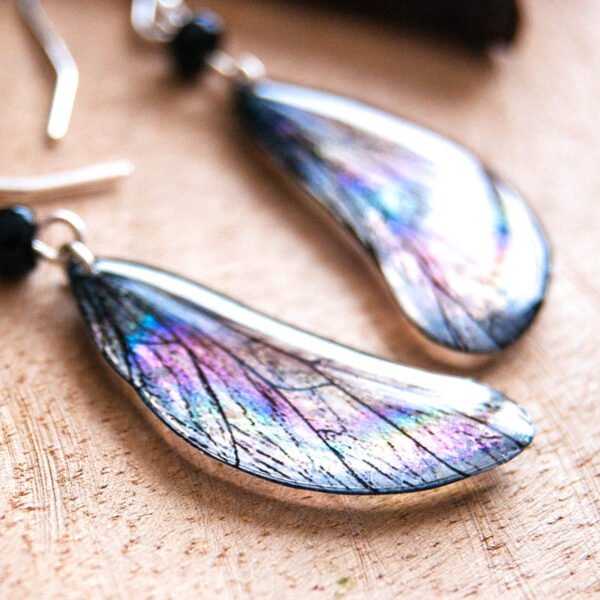 Détail des boucles Aerin en résine aux reflets iridescents