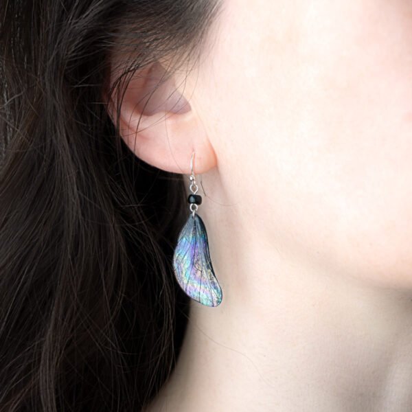 Boucles Aerin portées, effet ailes de fée